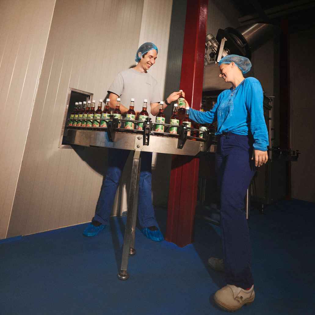 Medewerkers van de Roze Bunker aan een lopende band