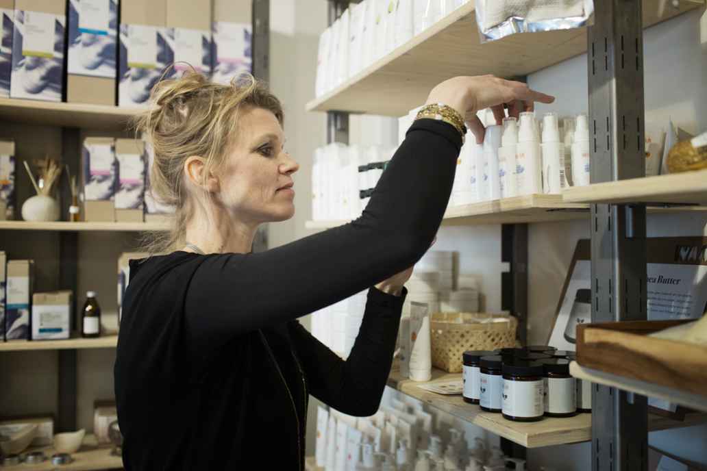 Bij de WAAR winkels vind je naast waterflessen en broodtrommels ook natuurlijke cosmetica.