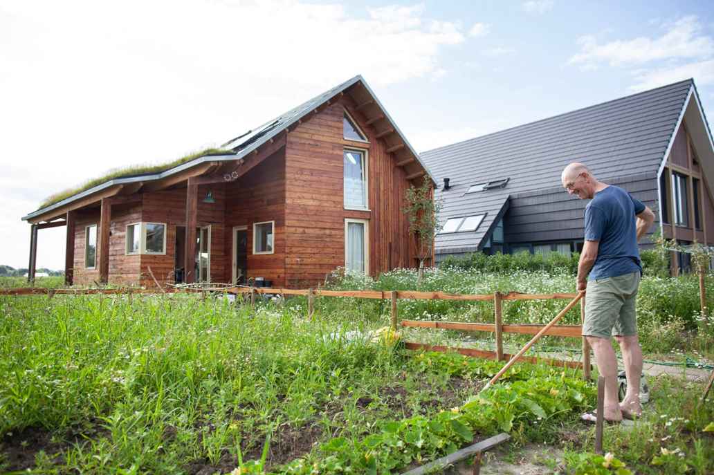 Ijsbrand aan het werk in zijn tuin